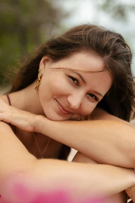 Portrait de Sarah Teillard en extérieur