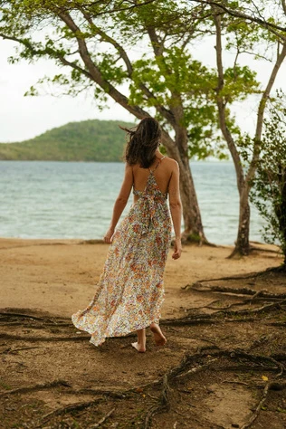 Sarah marchant dans la nature en Martinique